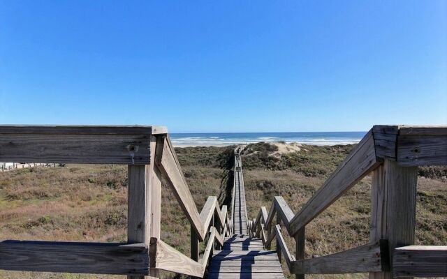 Salt and Horns - 4 Br Home