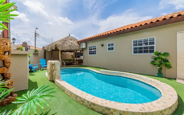 Urban 5BR Private Pool Getaway 10 Min- Bch