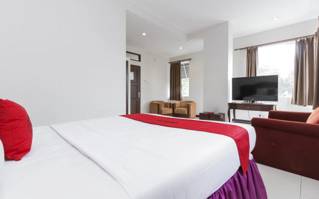 RedDoorz Near Trans Studio Mall 3 – Guest Rooms – Bandung