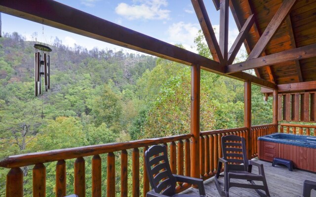 Spacious Cubby Bear Cabin with Private Hot Tub by Redawning