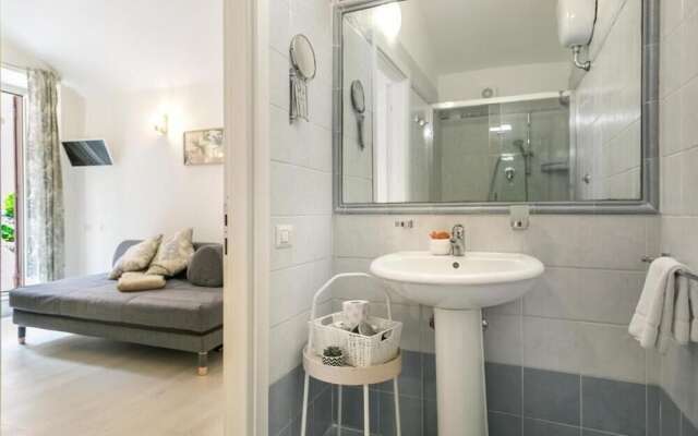 White Candia Guesthouse