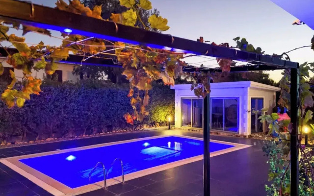 Villa for 9 Guests, Pool, Parking, Walk to Beach