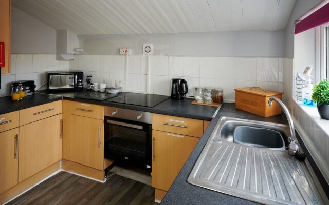 Detached 3 Bed House, Ideal for Long Stays & Pets