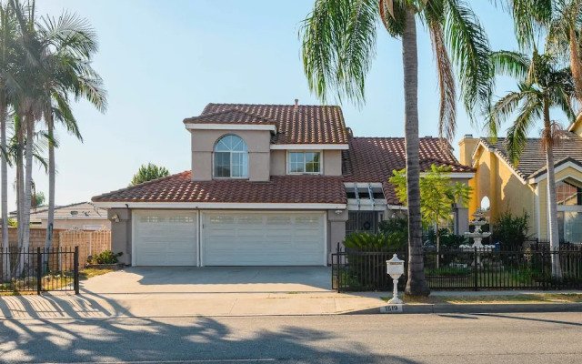 Spacious Retreat Near Iconic LA Sights