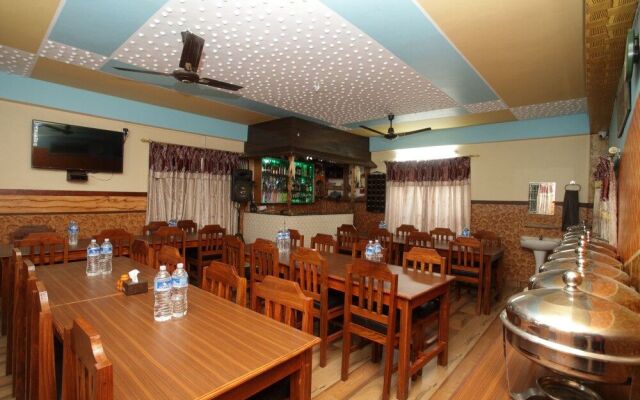 OYO 618 Hotel Middle Point