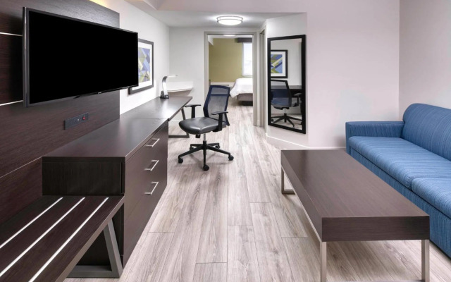 Holiday Inn Express & Suites Mississauga-Toronto Southwest by IHG