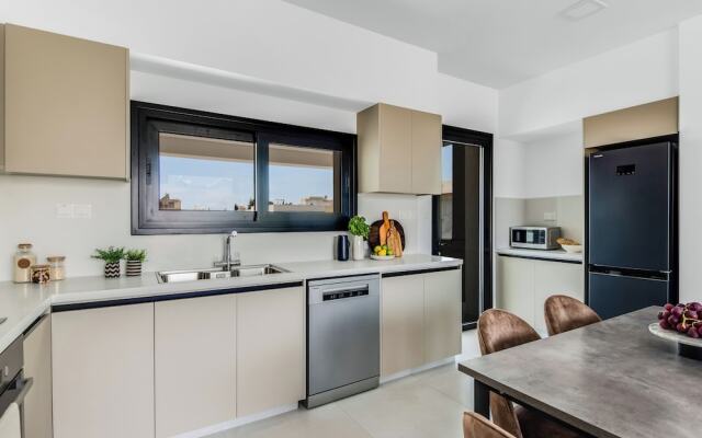 Sanders Elgio - Generous 2-bdr Apt w Balcony