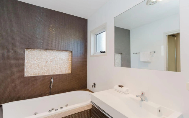 Grevillea 1/12 Poly Cow Lane