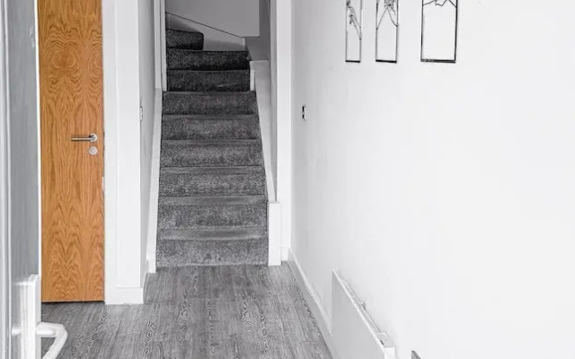 Salford - 2 Bed Apartment - Sleeps 4 - Wifi