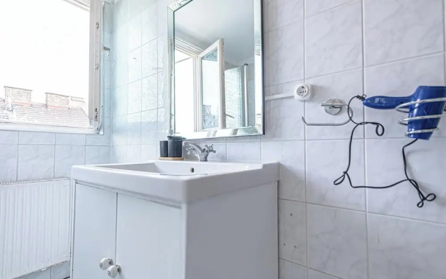 Stylish 3BR Apt With Balcony City Center