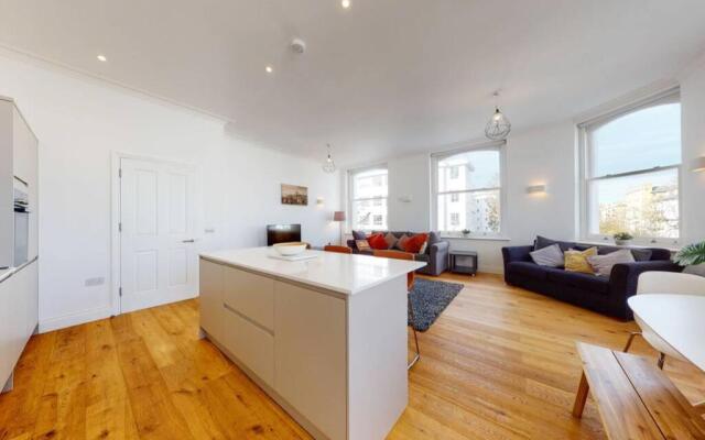 Superb 2 Bed Flat Camden 5 min walktube Station