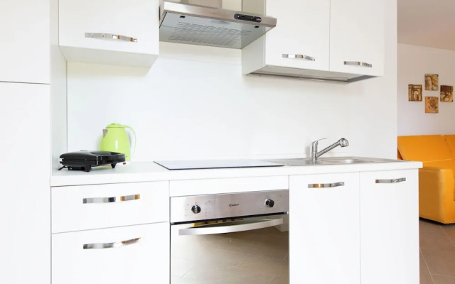 So-l563-tola35c2 - Villa Tola - Giallo