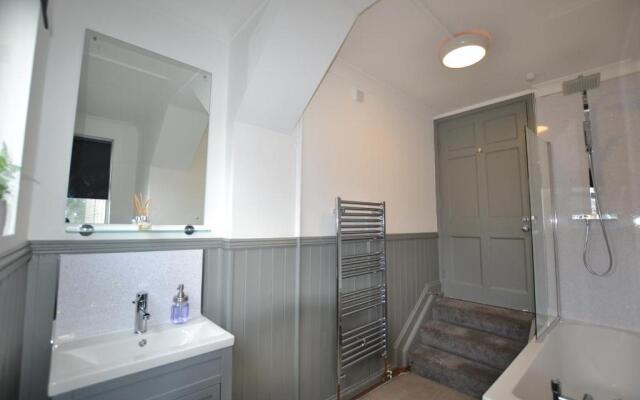 Maytree Apartment - 2 Bedrooms Apartment - Stayseekers