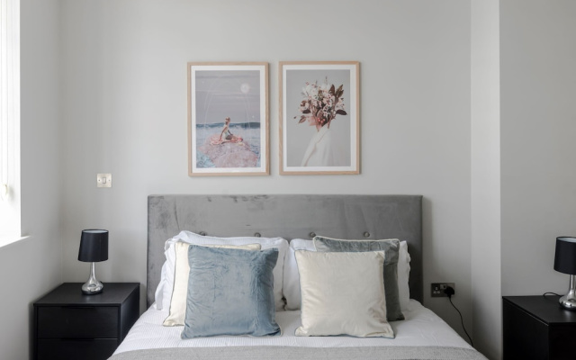 The Eyre Suite Three - Farringdon - by Frankie