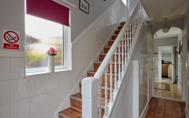 Detached 3 Bed House, Ideal for Long Stays & Pets