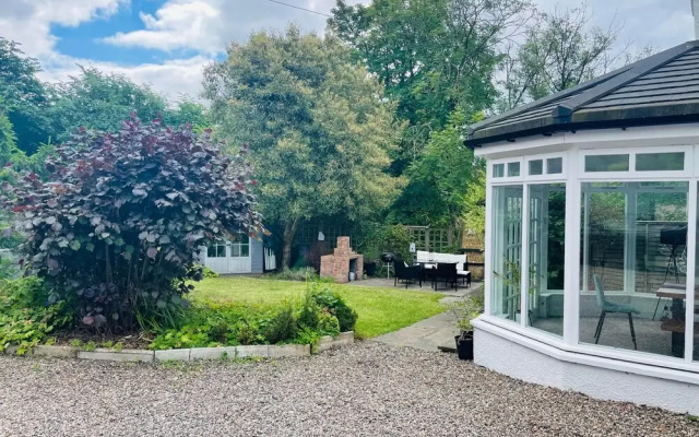 5 Bedrooms/sleeps 10-12/free Wifi & Parking/garden