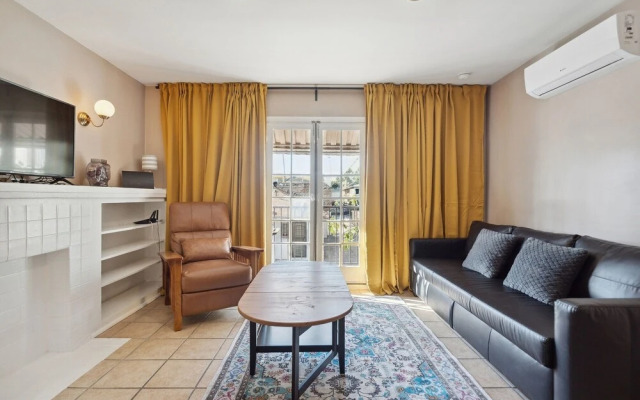 Hollywood Gem 1 Bedroom Apts by RedAwning