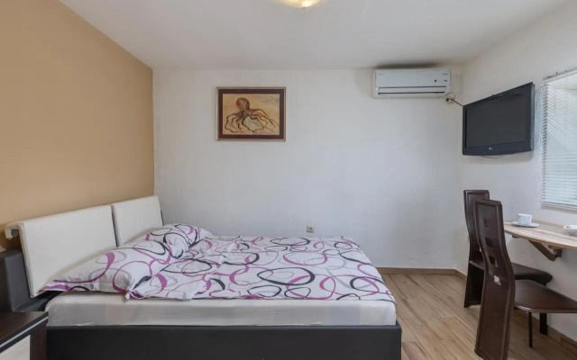 Charming studio with hot tube, terrace, barbecue and garden