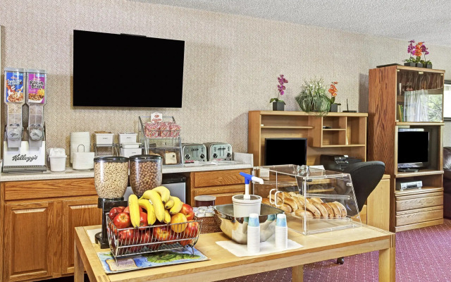 Super 8 by Wyndham Long Beach