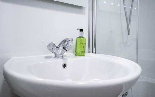 ☆ Bright, 2 Bedroom West End Apartment ☆