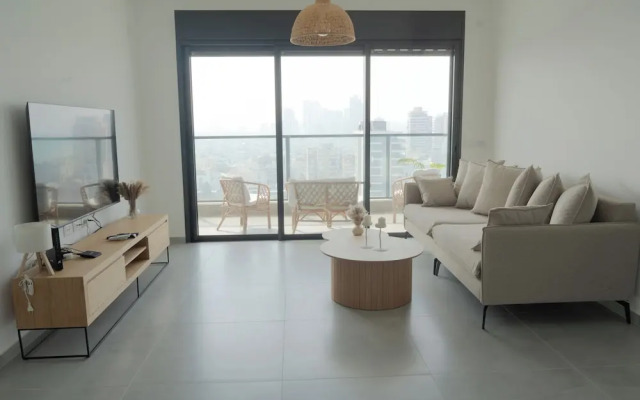 Sea Views & City Vibes on Sokolov