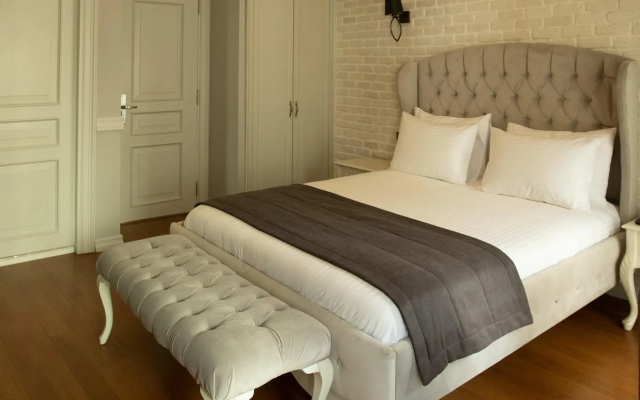 Louis Rooms