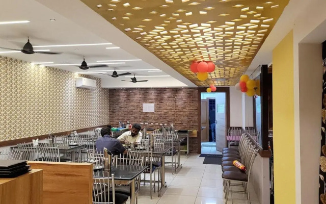 Sri Aadhish Grand Hotel