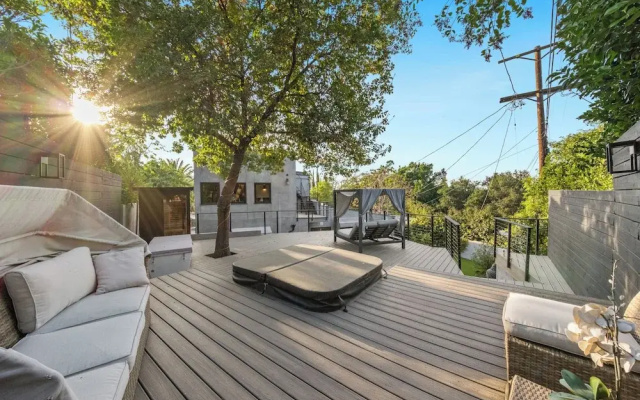 Farley Court - Stylish Hillside Residence With Stunning Views