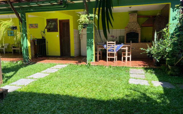 Casa de mãe aconchegante com piscina próximo à praia