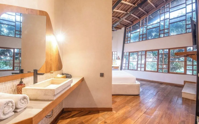 Stunning 2-br Penthouse With View, 800m to Beach
