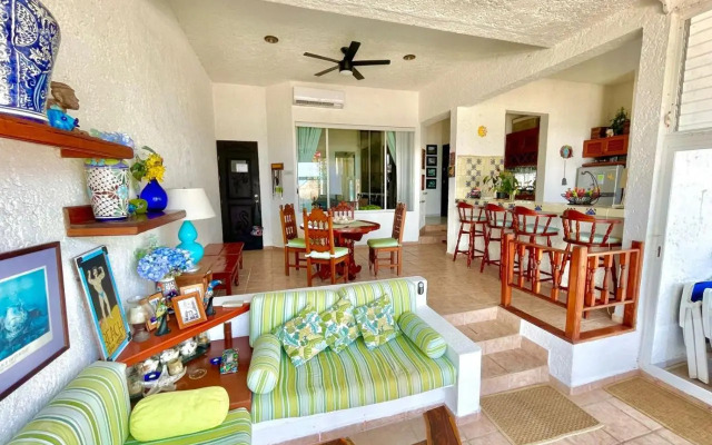 Bttm floor beachfront condo in Half Moon Bay Akumal