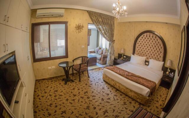 Queen's Suite Hotel