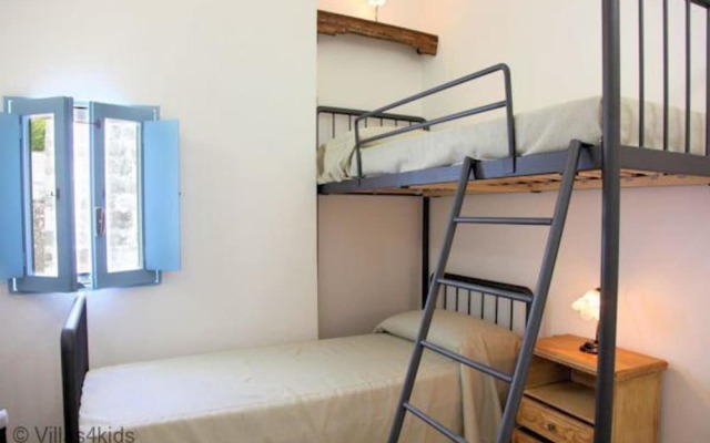 The Courtyard - Rosa