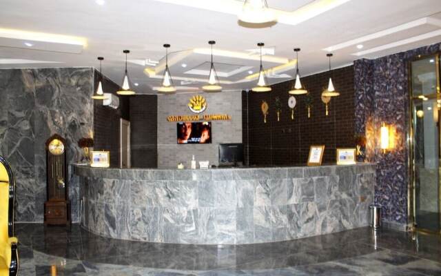 Candellux Imperial Hotel and Suites