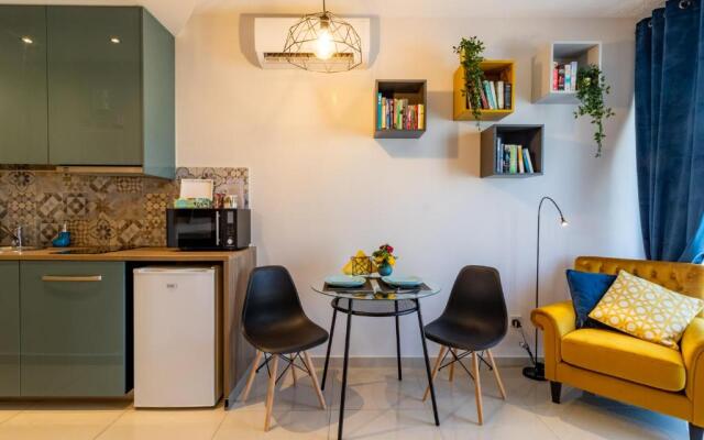 Light House - Seafront cosy studio with library