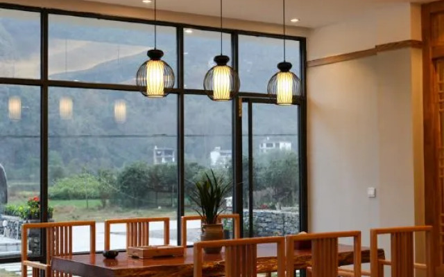 Xiangyunge Holiday Hotel