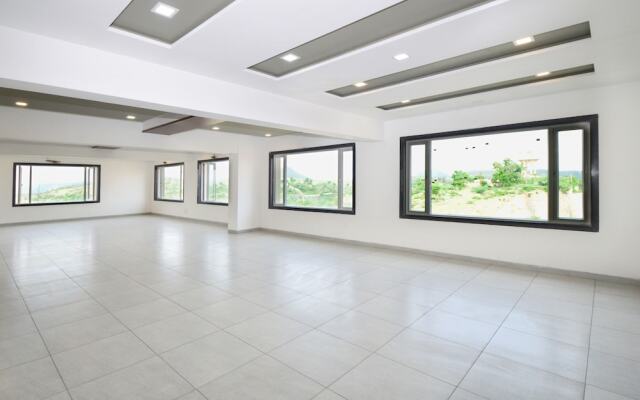 Crimson Park Shripriya Hotel