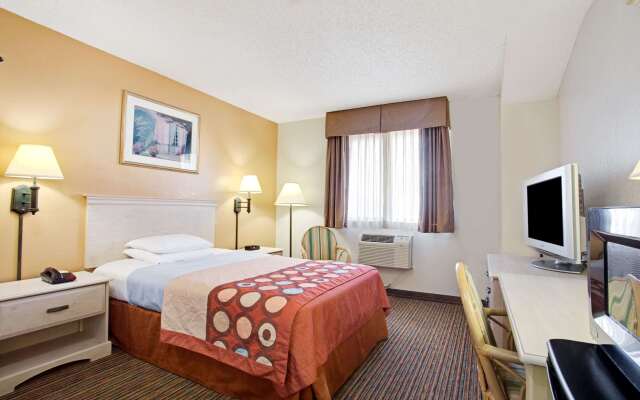 Super 8 by Wyndham Clearwater/St. Petersburg Airport