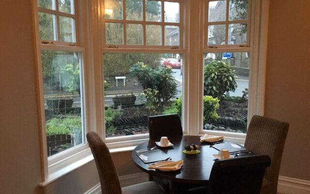 Holly-Wood Guest House
