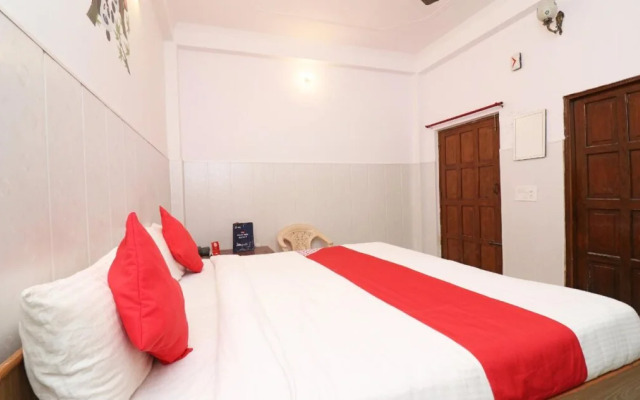 OYO 14185 Laxmi Yellow Guest House