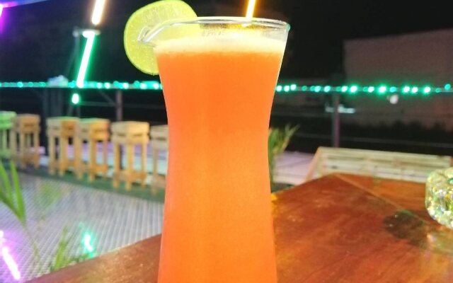 1715 House - White Rhino