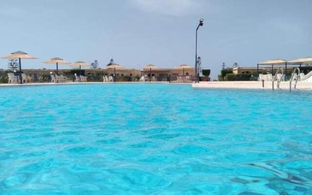 شاليه انيق مع مسبح وشاطئ جميل للعائلات فقط