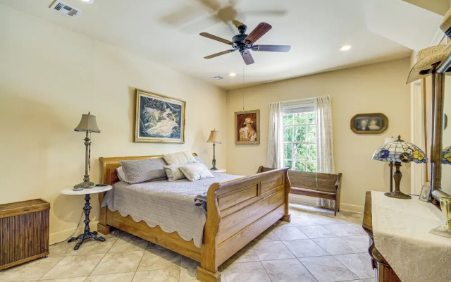 Eclectic Mandeville Home: Walk to Lakefront Park