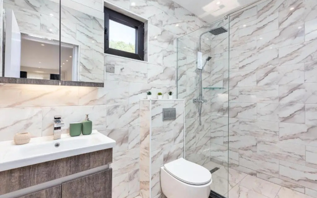 Ground Floor Bright Luxury 1Bedroom Apartment with Free Parking