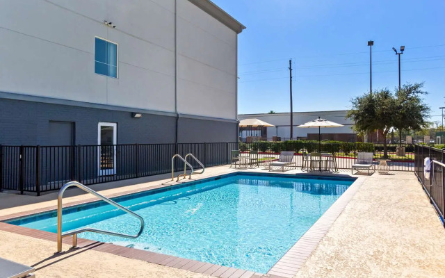 Spark by Hilton Pearland