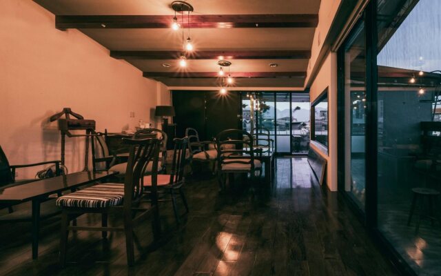 Corner Hostel & Cafe