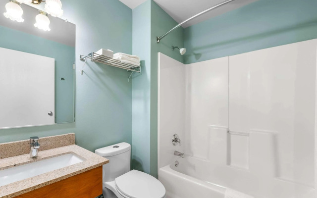 Econo Lodge Inn & Suites