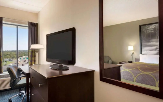 Super 8 Liverpool/ Syracuse Area