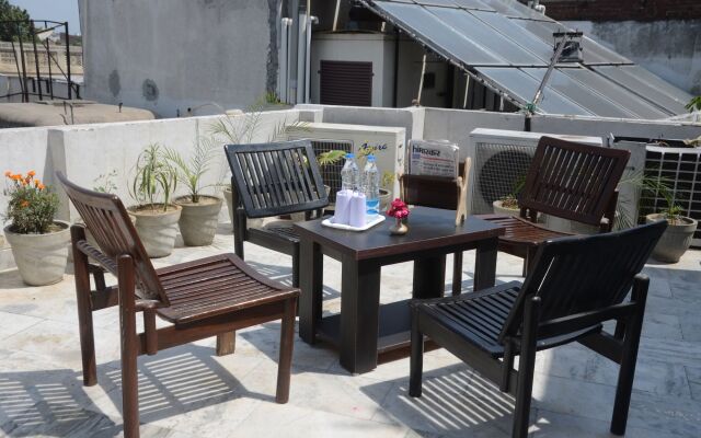 Gurjeet Hotel By Naavagat
