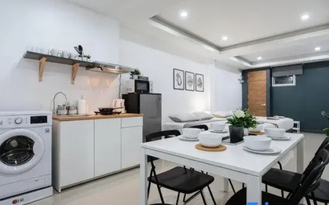 P1 Silom Pan large room full kitchen WIFI 4-6pax